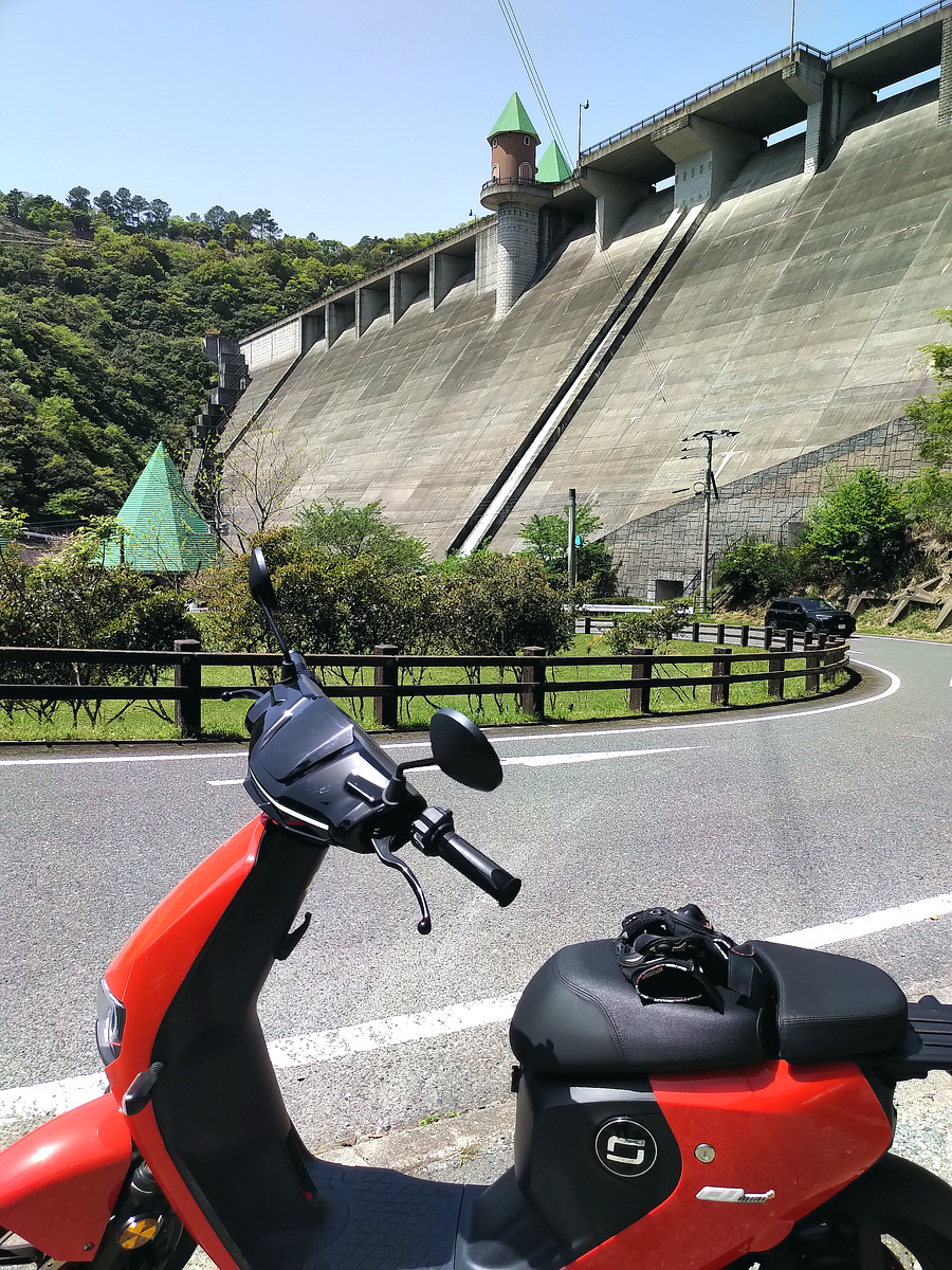 autoshushu's tweet photo. 整備待ち時間に試乗出来るとの事だったのでお言葉に甘えCUmini+に乗せて頂きました。
パワーないよ~と脅され(?)ドキドキしながら乗りましたが…
いやすっごく滑らか。加減速がすーって感じ。
坂は確かに速度落ちますけど山じゃなければ平気かな。
#XEAM #SuperSOCO #CUmini
#原付一種 #電動バイク https://t.co/dVNhLZsKBJ