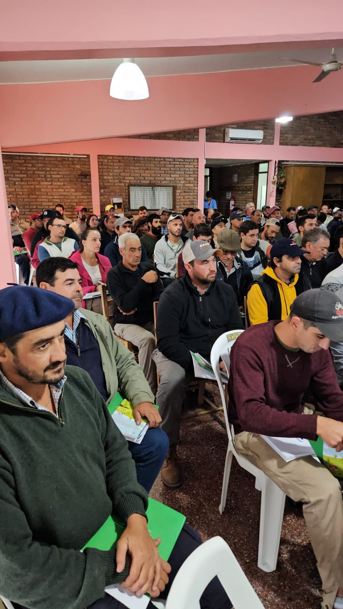 SociedadLeche's tweet photo. Superando el cupo de inscriptos, junto a DGSA/MGAP estamos finalizando la tercera jornada del curso de aplicadores profesionales de productos fitosanitarios. San José con 130 aplicadores formados! https://t.co/i2BtqtsxKk
