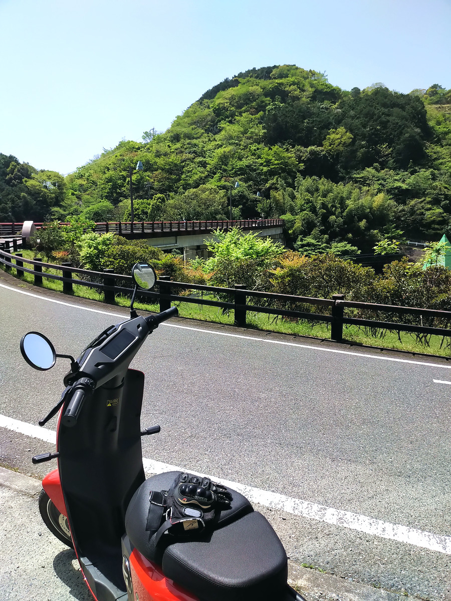 autoshushu's tweet photo. 整備待ち時間に試乗出来るとの事だったのでお言葉に甘えCUmini+に乗せて頂きました。
パワーないよ~と脅され(?)ドキドキしながら乗りましたが…
いやすっごく滑らか。加減速がすーって感じ。
坂は確かに速度落ちますけど山じゃなければ平気かな。
#XEAM #SuperSOCO #CUmini
#原付一種 #電動バイク https://t.co/dVNhLZsKBJ