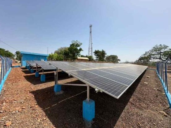 Two towns in #Guinea, West Africa are reaping the benefits of newly installed #solar PV mini-grids backed with battery energy storage. Read more: eu1.hubs.ly/H08GD1Z0 @aptechsolar