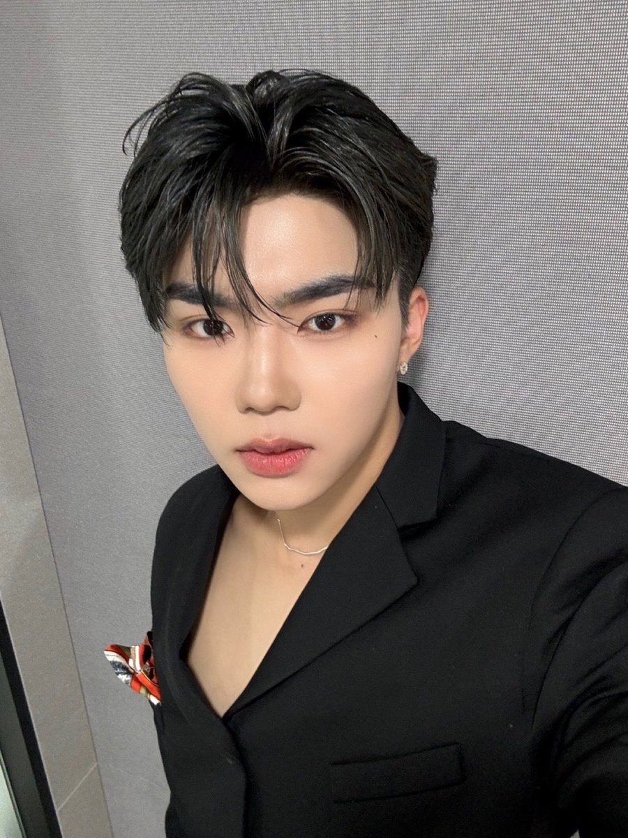 ZB1_official's tweet photo. _💌

제로즈으 오늘은 너무너무 행복한 날이었어요 Atkinsons1799 팝업 행사에도 다녀오고 태어나서 처음 벨기에로 가요 이런 브랜드 행사는 처음이라 많이 떨렸는데 그래도 잘 해낸 것 같슴니다..! 진짜 선공개 컴백까지 얼마 안 남았는데 안전하게 잘 다녀올게요 사랑해요

#PARKGUNWOOK #박건욱
#ZEROBASEONE #ZB1 #제로베이스원