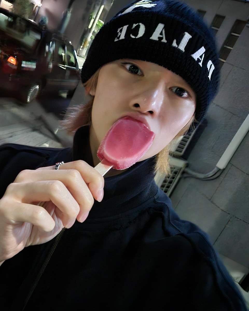 InnieRockstar's tweet photo. I nom nom on ice cream 🍦 also haiiii https://t.co/cVY5tW8Esu