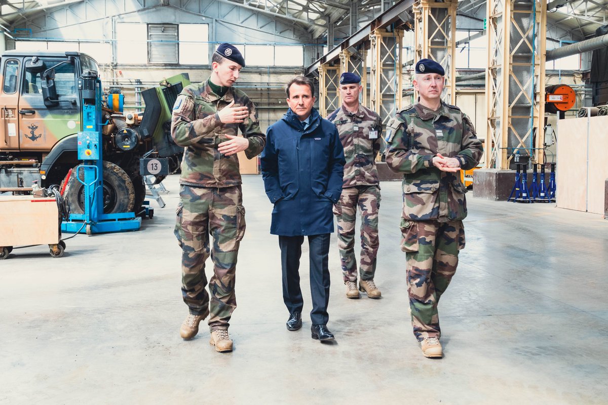 #Armée #Indre Le Préfet a visité ce jeudi la 12ème Base de Soutien du Matériel (BSMAT) de #Neuvy-Pailloux. La 12ème BSMAT est une unité de maintenance, essentielle pour fournir et maintenir en état le matériel nécessaire à l'Armée française.