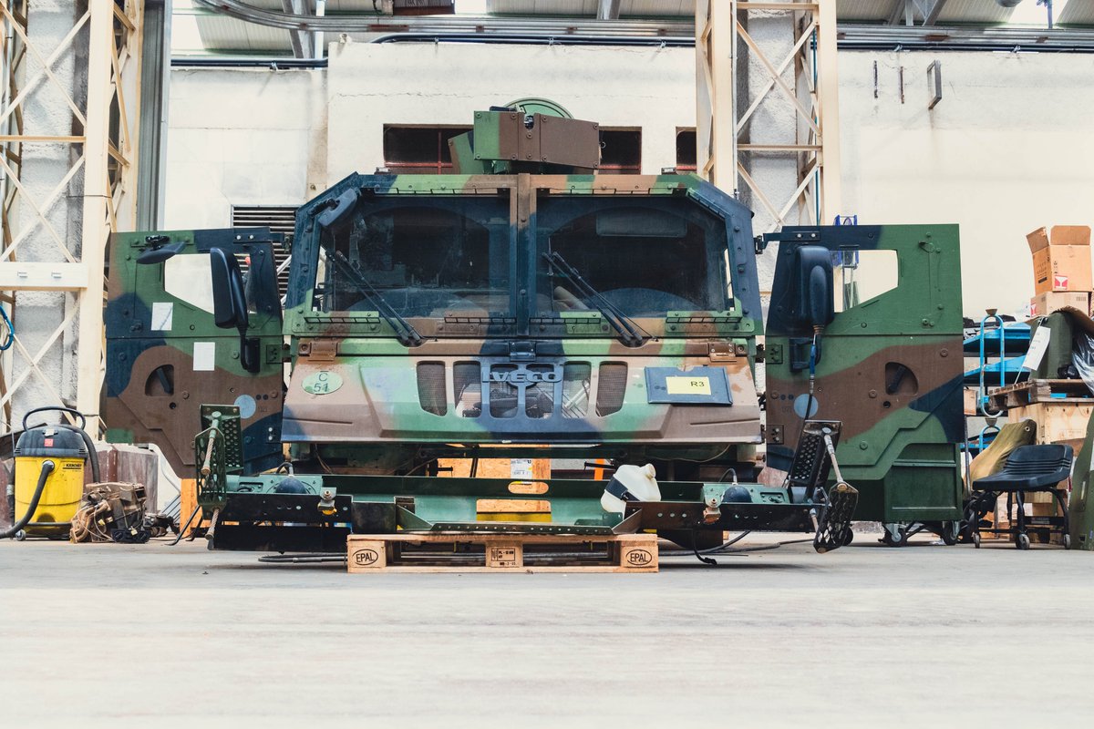 Prefet36's tweet photo. #Armée #Indre
Le Préfet a visité ce jeudi la 12ème Base de Soutien du Matériel (BSMAT) de #Neuvy-Pailloux.
La 12ème BSMAT est une unité de maintenance, essentielle pour fournir et maintenir en état le matériel nécessaire à l'Armée française. https://t.co/SUH299pMeF