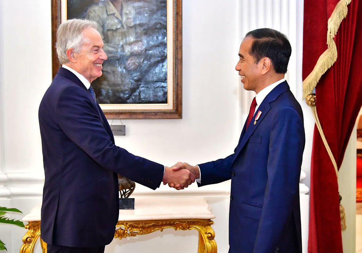 Bersama mantan Perdana Menteri Inggris, Tony Blair, membahas serangkaian inisiatif strategis, termasuk rencana pembangunan fasilitas solar panel di Ibu Kota Nusantara (IKN), yang akan dikerjakan bersama Persatuan Emirat Arab. Ini merupakan bagian dari kerja sama lebih luas di