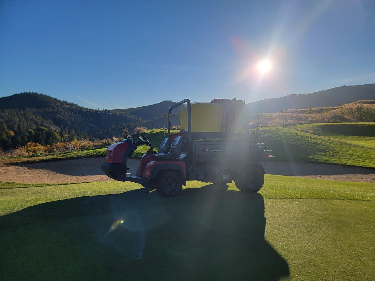 Who's excited for golf season? 🏌️ Typically you'd see a Handler IV used for agricultural applications, but we've seen a few used in the turf/golf course industry and they do a heck of a job there, too. This one here is at Gallagher's Canyon Course in Kelowna!