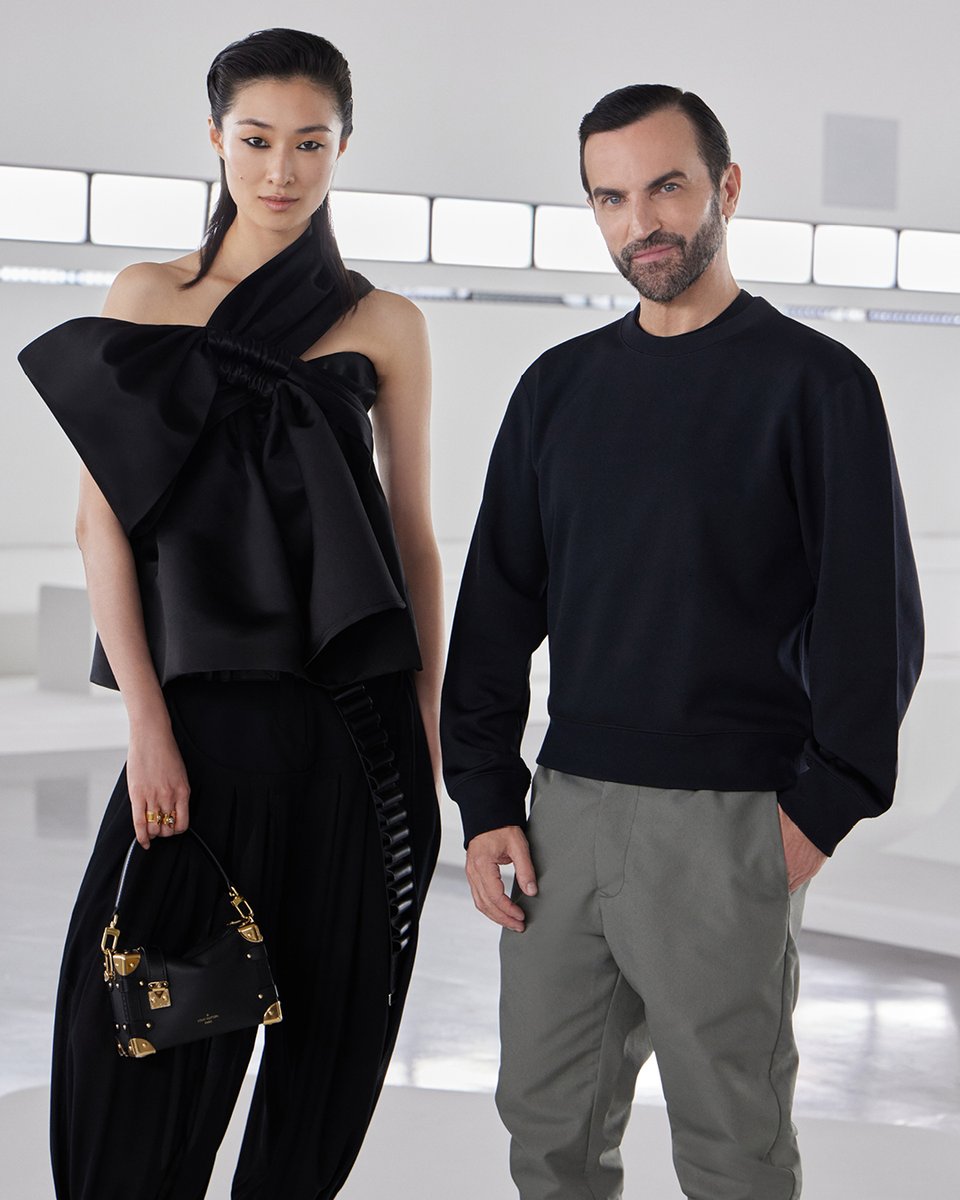 Women’s #LVVOYAGER Show. Artistic Director of Women’s Collections @TWNGhesquiere was captured with model Chu Wong at the presentation of his new #LVPREFALL24 Collection in Shanghai. Watch the full show at on.louisvuitton.com/6016bz2ee

#NicolasGhesquiere #LouisVuitton