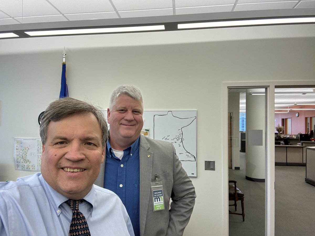 Always a good way to start the day when a farmer visits ⁦@MNagriculture⁩ ! Thx Josh VanderPol for stopping this morning to talk about leg session, meat processing and more!