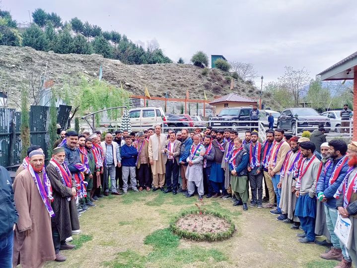 #JammuAndKashmir #ApniParty MP Candidate from Central Kashmir #MohammadAshrafMir recieved warm reception from people in Kangan; Over 50 Political Activists, including Panches and Sarpanches joined Apni Party