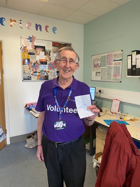PTEXPBHR's tweet photo. Our volunteer Allan received a lovely note from a grateful patient. The note read 'You are something special'. Our volunteers go the extra mile to help our patients and it is lovely that this is acknowledged and appreciated @debsedwards23 @vickymilesgale @GaryEtheridge3 https://t.co/2onRfq63tB