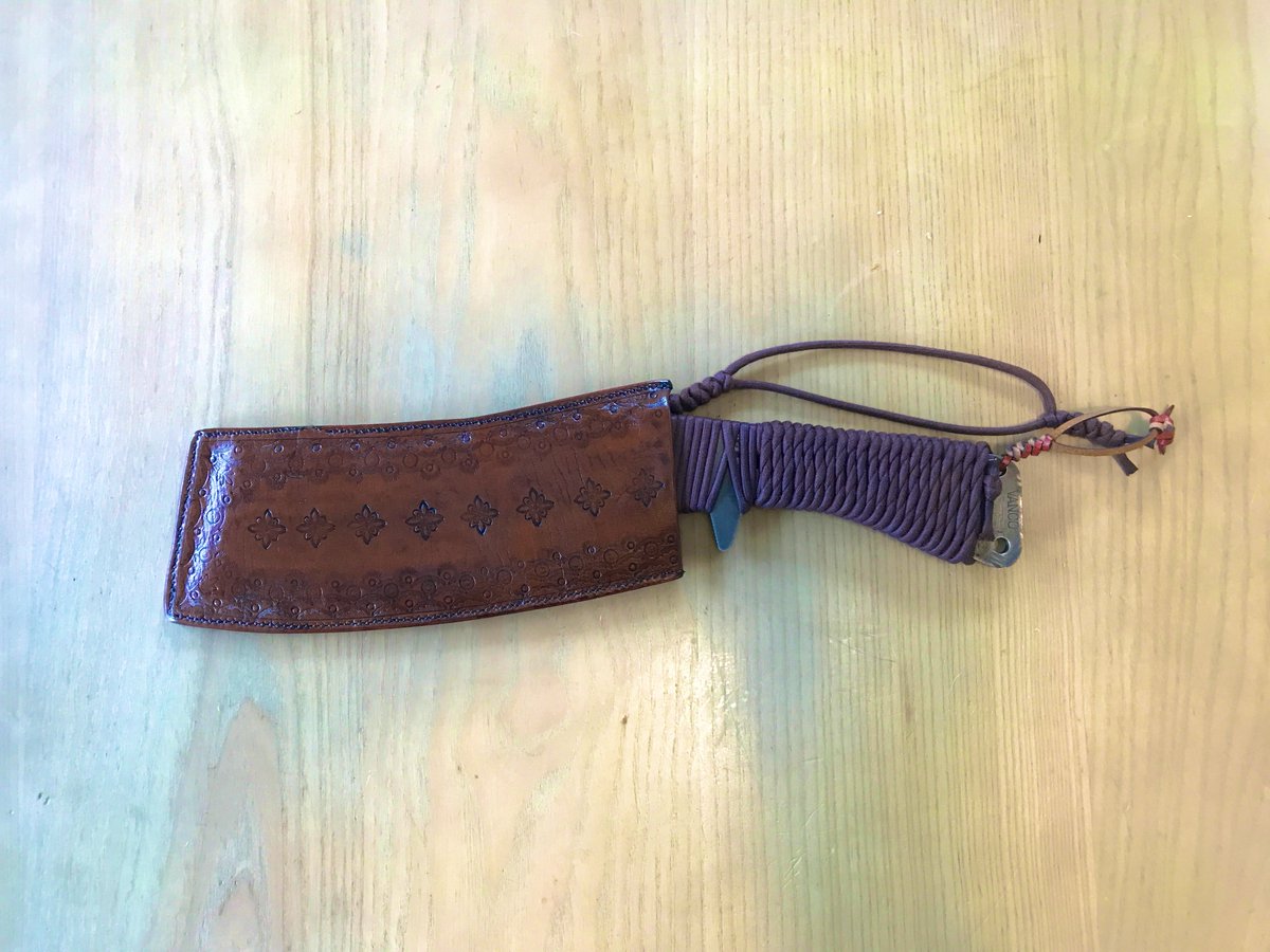 #ナイフメイキング
最近は趣味でキャンプやブッシュクラフト用にフルタングのシースナイフを作っています。
薪をカチ割る頑強なやつ。
ヤフオクとかメルカリで出品したら売れるかな？
手間を考えると市販品に値段では勝てないだろう。
オーダーメイドとかなら需要あるのかな？