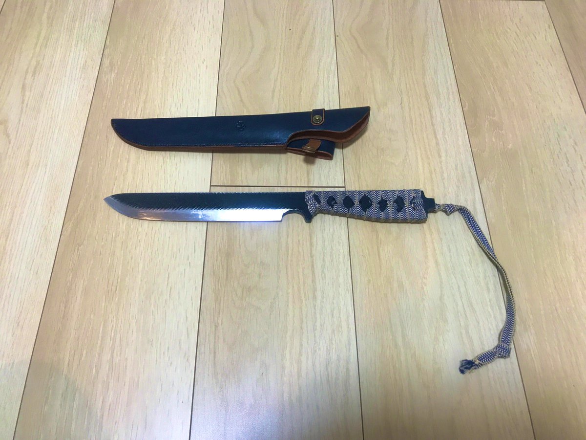 ulfull_yusuke's tweet photo. #ナイフメイキング
最近は趣味でキャンプやブッシュクラフト用にフルタングのシースナイフを作っています。
薪をカチ割る頑強なやつ。
ヤフオクとかメルカリで出品したら売れるかな？
手間を考えると市販品に値段では勝てないだろう。
オーダーメイドとかなら需要��るのかな？ https://t.co/V9SMCIIUtn