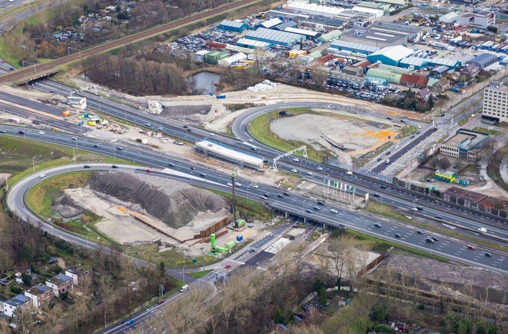 Rdamonderweg's tweet photo. ❌👷‍♀️ De #A16 is in het koningsdagweekend (26-29 april) dicht richting Dordrecht, vanaf knooppunt Terbregseplein tot Kralingen. Na dit weekend rijdt het verkeer bij de #Hoofdweg over een tijdelijk viaduct. Houd rekening met extra drukte en reistijd. 

ℹ️👉 https://t.co/RBqXn5OgIn https://t.co/dMPsoqZy1A