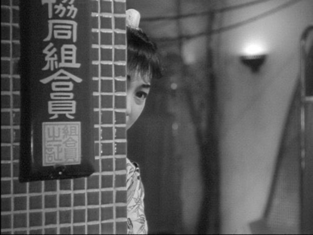 Avec son dernier film LA RUE DE LA HONTE, Mizoguchi mue la chronique d’une maison close en brillante analyse de l'emprisonnement social. Chaque personnage ouvre cet espace exigu sur un sort et un rapport au monde plus vastes. Samedi au Christine @ParisCinemaClub