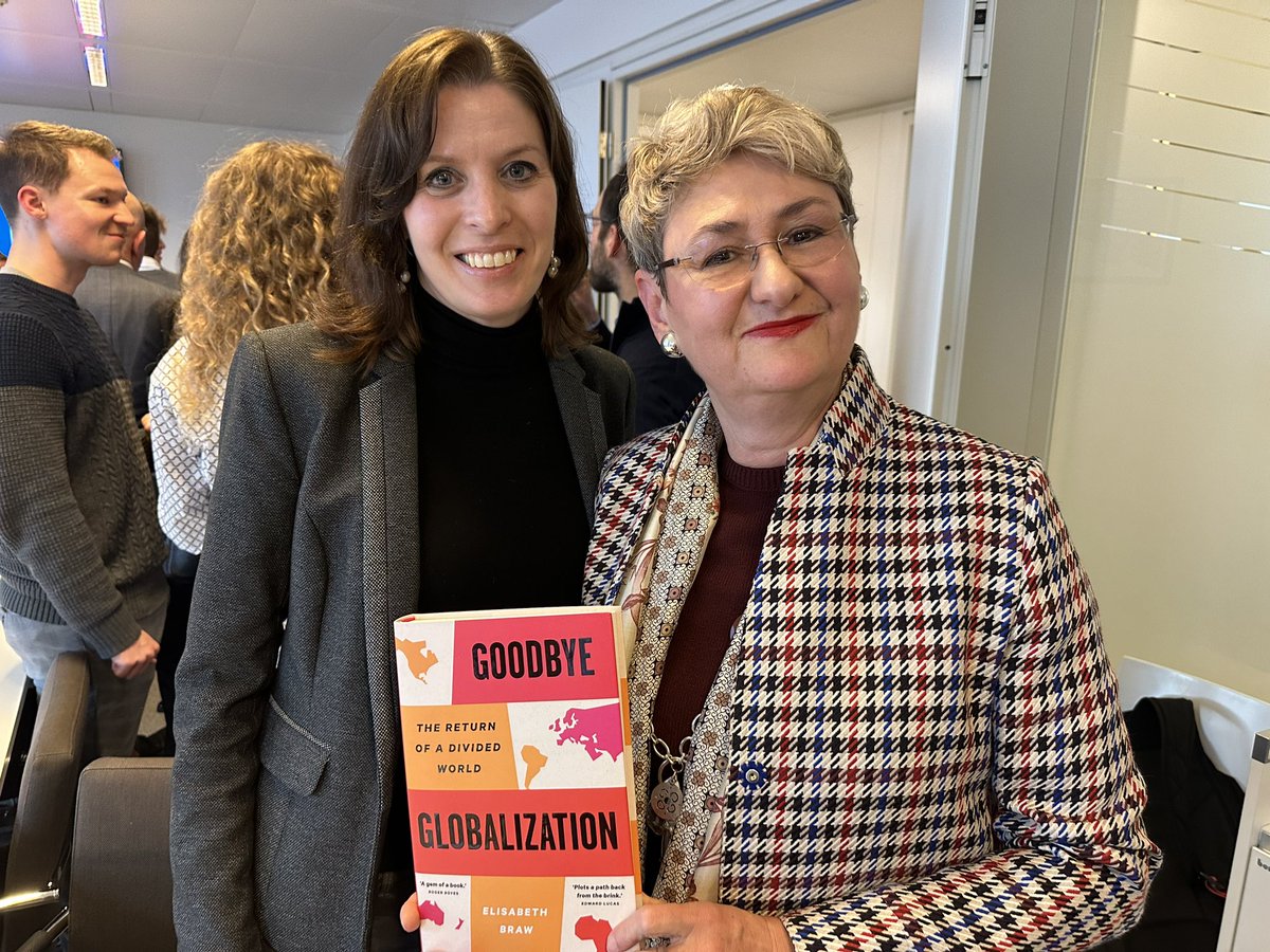 LungescuOana's tweet photo. « #GoodbyeGlobalization» - hello friendshoring? 
How will the return of geopolitics affect the way we live? 
Thought-provoking new book by the great @elisabethbraw, interweaving personal stories with the shifts in the West’s relations with China, Russia &amp; rest of the world. https://t.co/UcPCgwmRSq