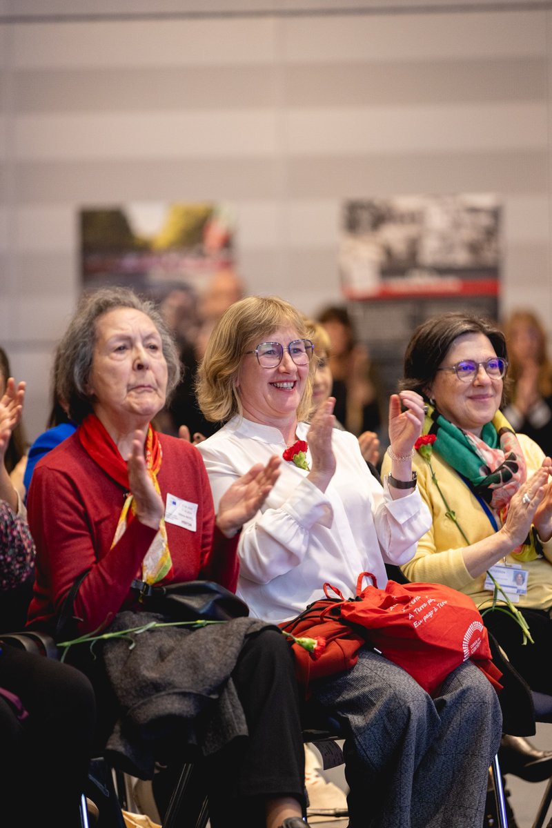 Ahead of the 50th Anniversary of the Carnation Revolution, Left MEPs gathered in @Europarl_EN to celebrate the toppling of the dictatorship in Portugal, and emphasise the need to fight the creeping rise of fascism globally. 25 de Abril sempre, fascismo nunca mais!