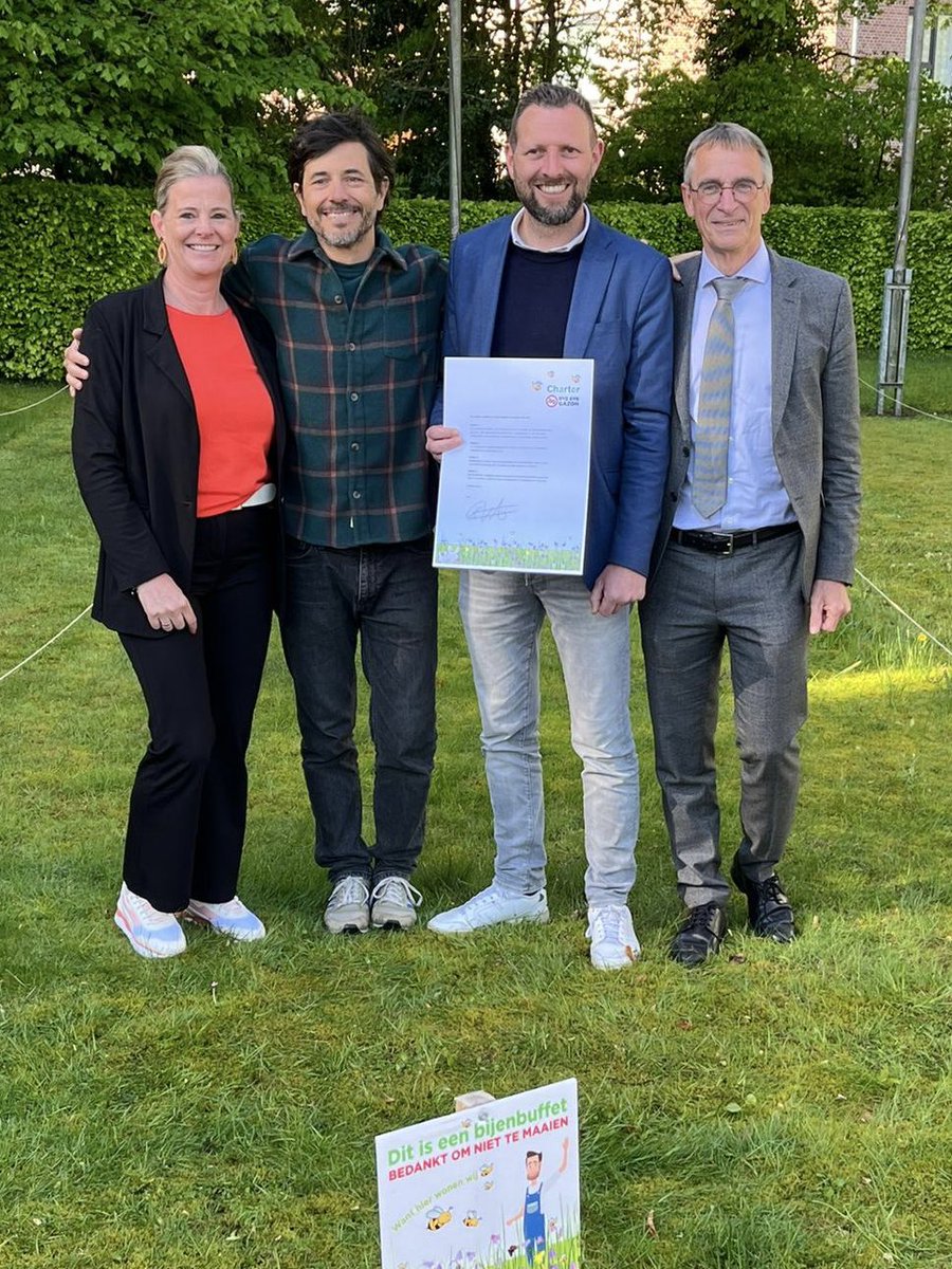 WouterPatho's tweet image. Welkom in Malle, Dieter! Voor de start van de campagne #byebyegazon te gast in het Sint-Jan Berchmanscollege. Ook hier zal een deel van de tuin ordelijk verduurzamen. Fijn voor leerkrachten en leerlingen én nuttig voor de biodiversiteit🌿🦋