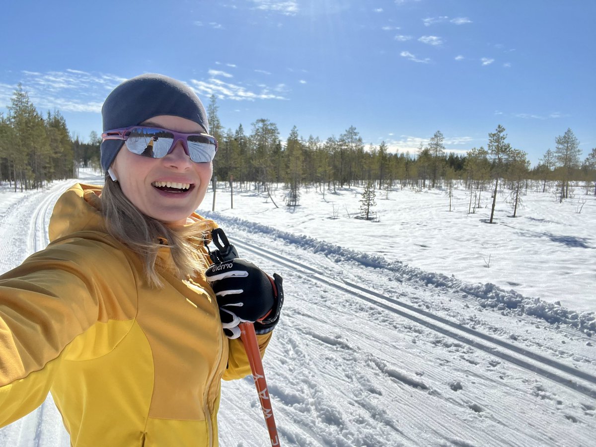 Maailman paras ja hyödyllisin harrastus on tietysti lukeminen. Kakkosena tulee äänikirjojen kuuntelu. Mutta jos yhdistää #hiihto ja #äänikirja ,kipuaa yhdistelmä lukemisen rinnalle. Tänään ei muuten tarvinnut pysyä ladulla. Hankikanto!