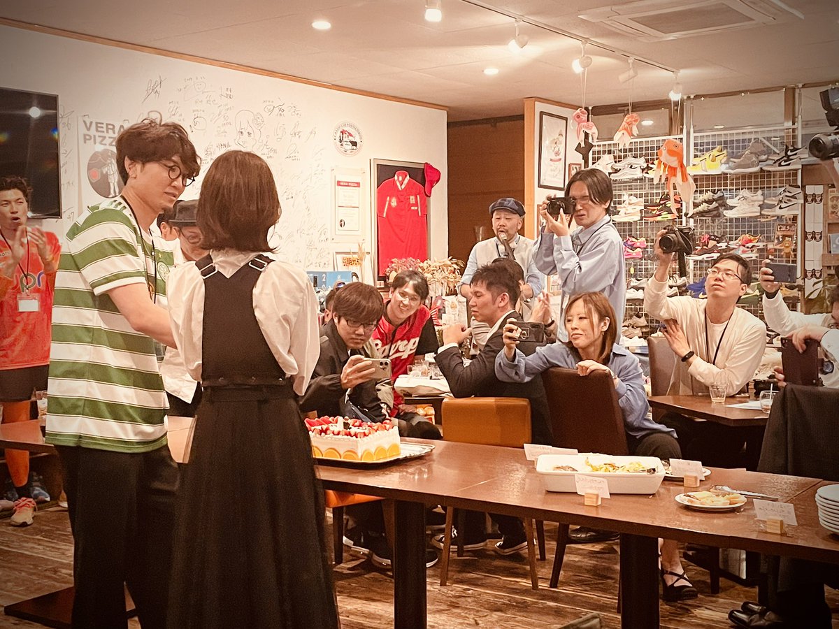 sadahiro_kei's tweet photo. 今週日曜日…教え子「りおた×ちこ@撮影旅」の結婚記念祭に出席しました🎉

デザイン専門学校時代に2人の担任を務めて、卒業後も応援してきました😅
クリエイターとして2人の活躍は素晴らしく誇らしく思います！微笑ましい素敵な夫婦に乾杯🍻「さだピース❣️」😎 https://t.co/acl0IsrDRv