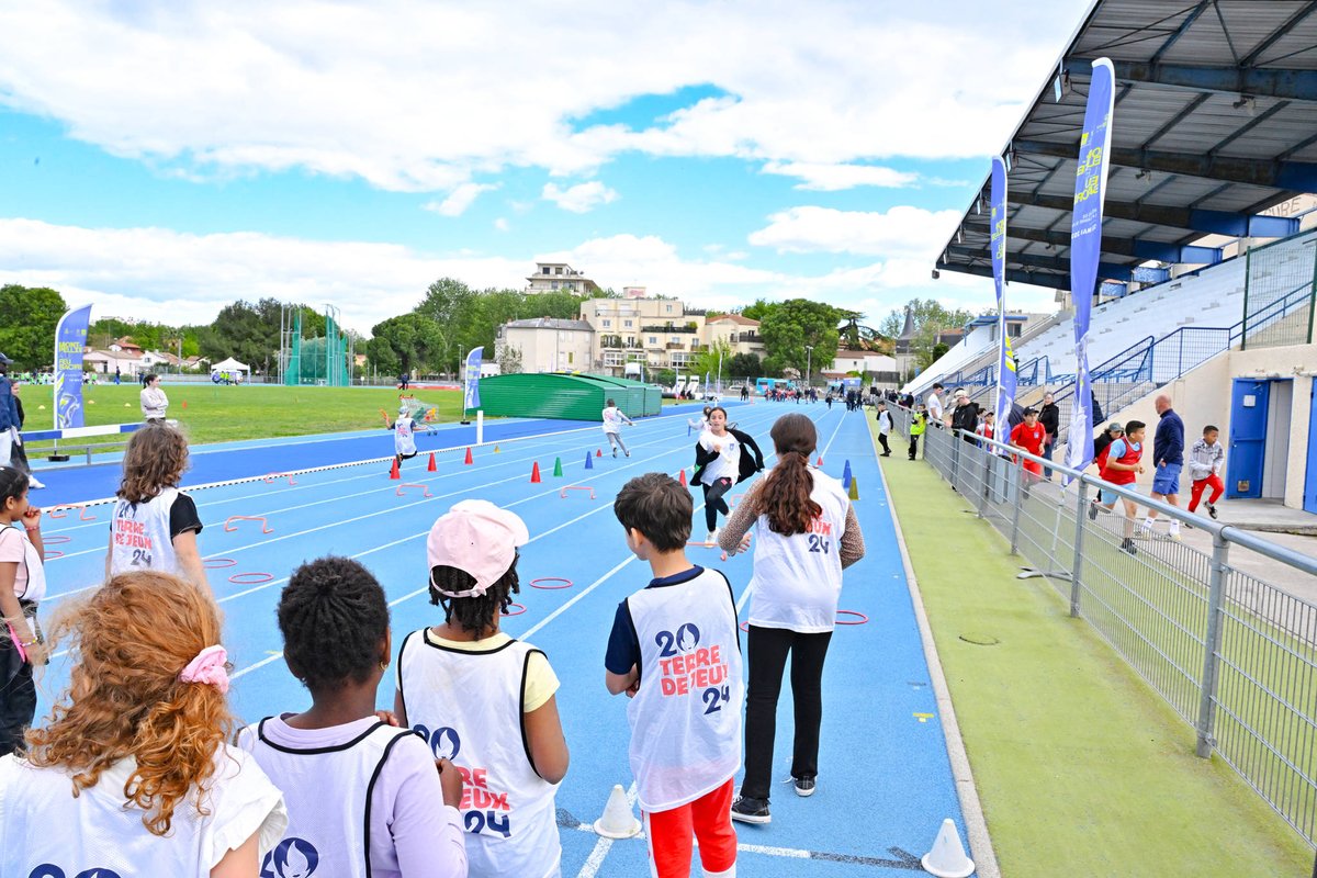 À l'occasion du J -100 avant @Paris2024, près de 200 enfants de différents ALSH ont participé, hier, à l'événement '100% JO au stade Philippidès'.🤩 🧒👧Les enfants ont eu la chance de participer à des ateliers sportifs variés, animés en partie par des athlètes de haut niveau :