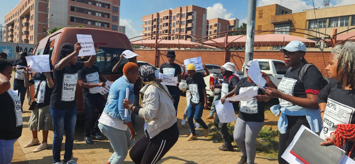 The picket has started at Desmond Tutu Refugees Reception office in Pretoria, demanding to stop arresting asylum seekers while in the que to apply for asylum permits....this is unfair. #StandUpAgainstUnfairArrests @KopanangAfrica @ScalabriniCT @LHR_SA @SARefugee_Led