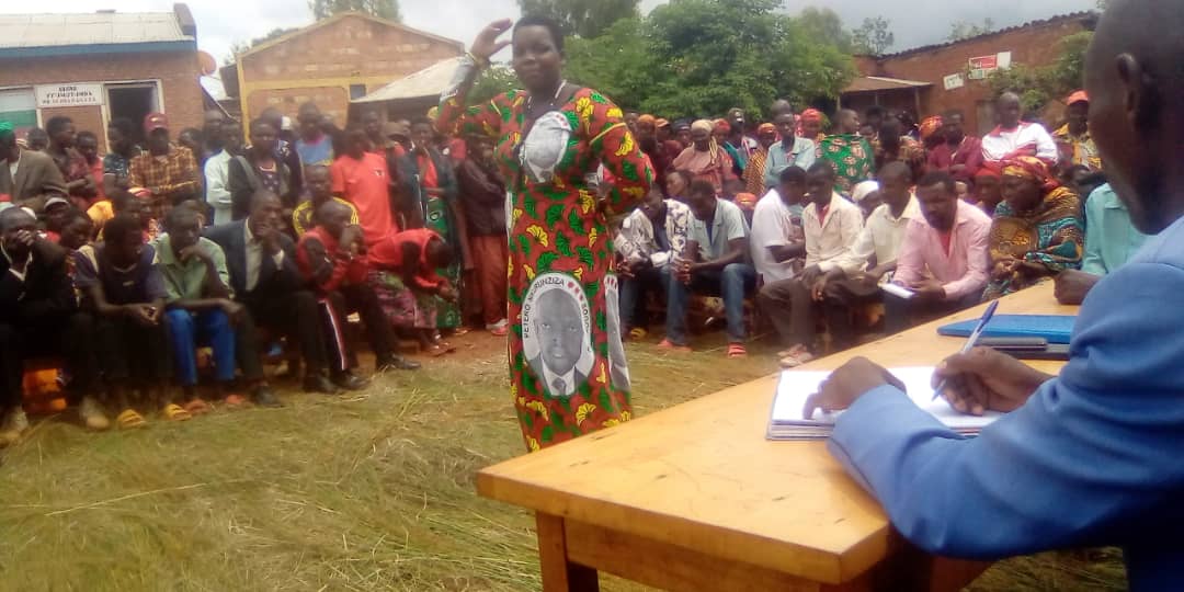 EmmanuelMV17225's tweet photo. #KARUSI,@COMMUNE MUTUMBA
1)Kubandanya babumbatira amahoro n,umutekano
2)kuziganya umwimbu mgihe c,ici kuko beshi biyibagura mukubimarira w,isoko n,ibindi nivyo indongozi za commune mutumba bayaze n, abenegihugu https://t.co/MYnQXNbjHd