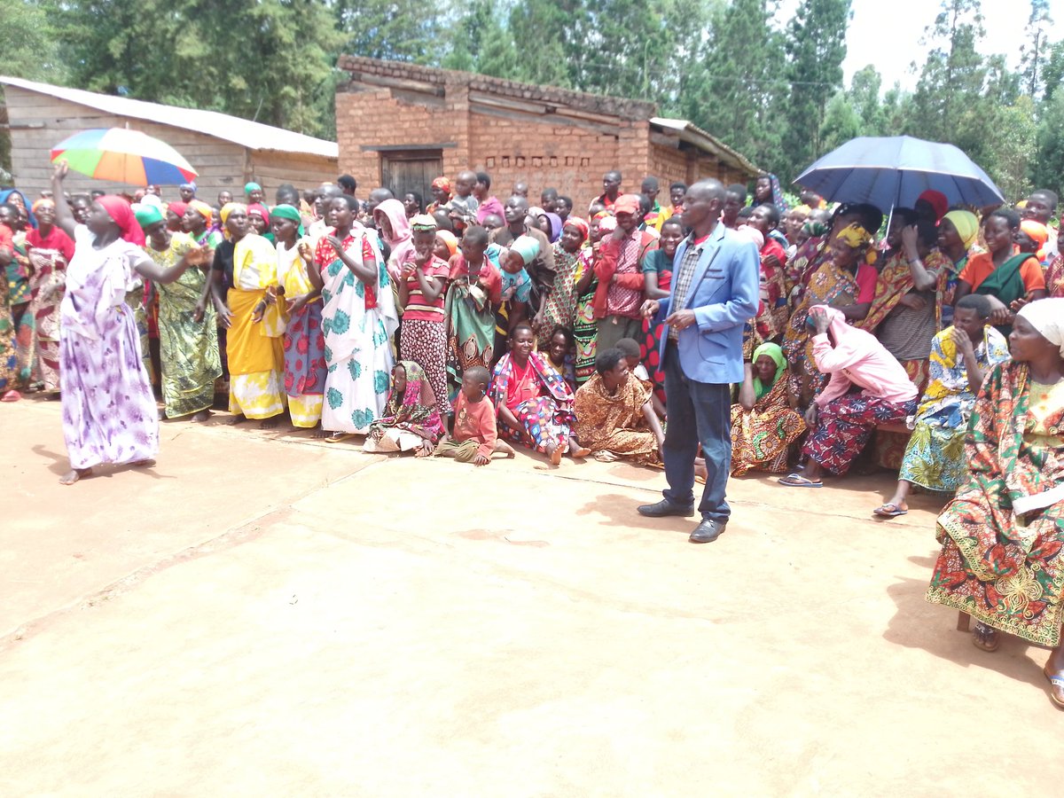 EmmanuelMV17225's tweet photo. #KARUSI,@COMMUNE MUTUMBA
1)Kubandanya babumbatira amahoro n,umutekano
2)kuziganya umwimbu mgihe c,ici kuko beshi biyibagura mukubimarira w,isoko n,ibindi nivyo indongozi za commune mutumba bayaze n, abenegihugu https://t.co/MYnQXNbjHd