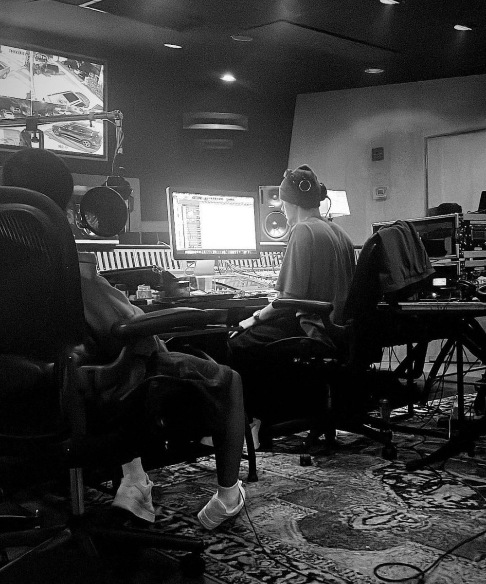 Wizkid & Justin Bieber in the studio 

Expect this one #Morayo? 👀