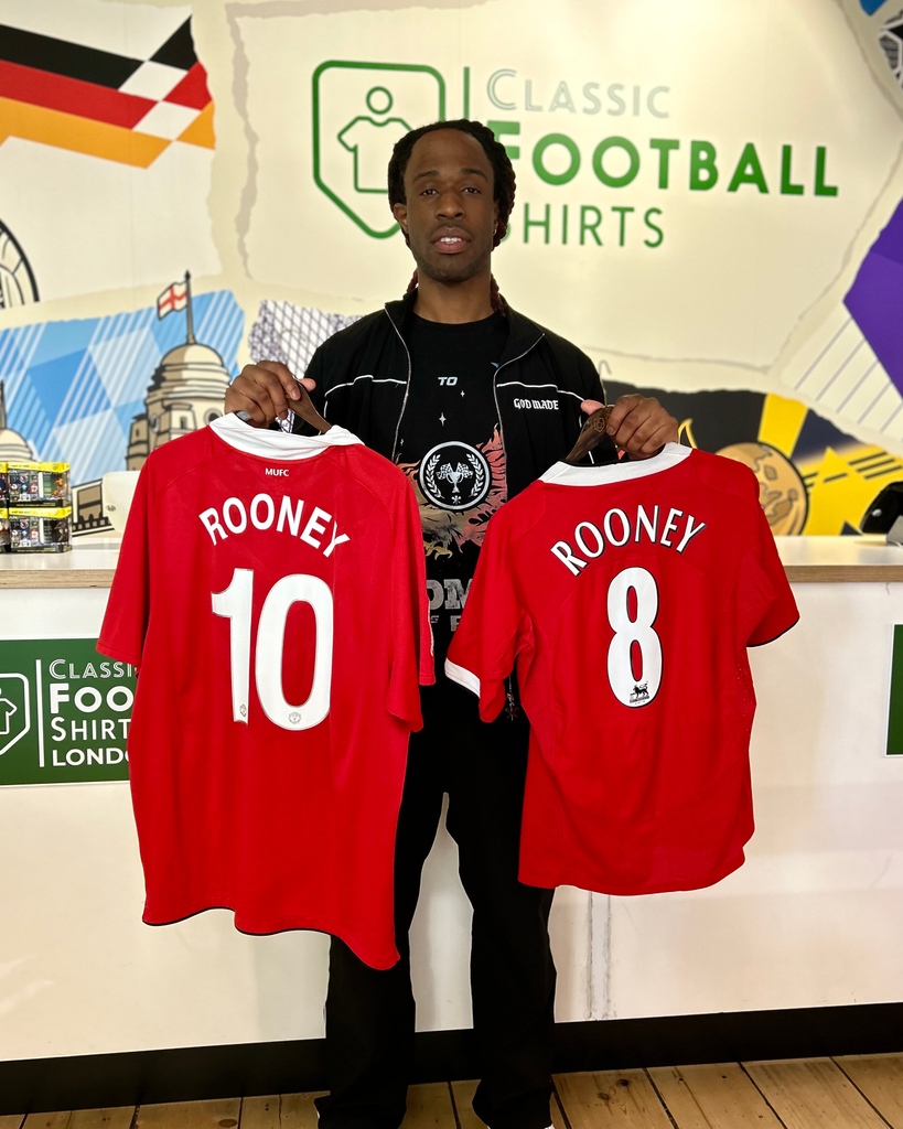 Welcome back to the store Avelino! The rap star and Manchester United fan was back in to pick up these Rooney classics 🔥 @officialAvelino