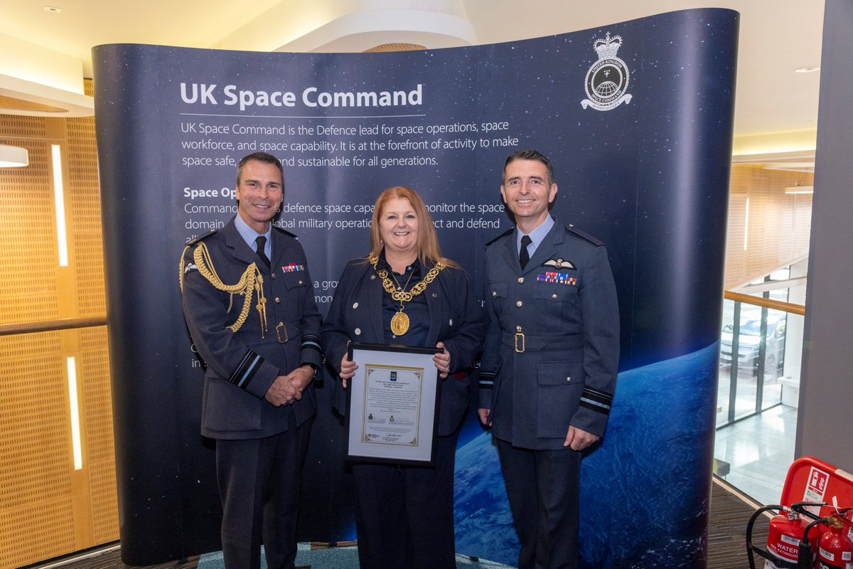 Attended the new Specialist Space Unit launch yesterday (17 April), @UniStrathclyde, where 3 RAF reserves will be assisting the recently formed UK Space Command. The recruits received their Space Command Badges, having passed their Space Foundation course 👏🌑 @RoyalAirForce