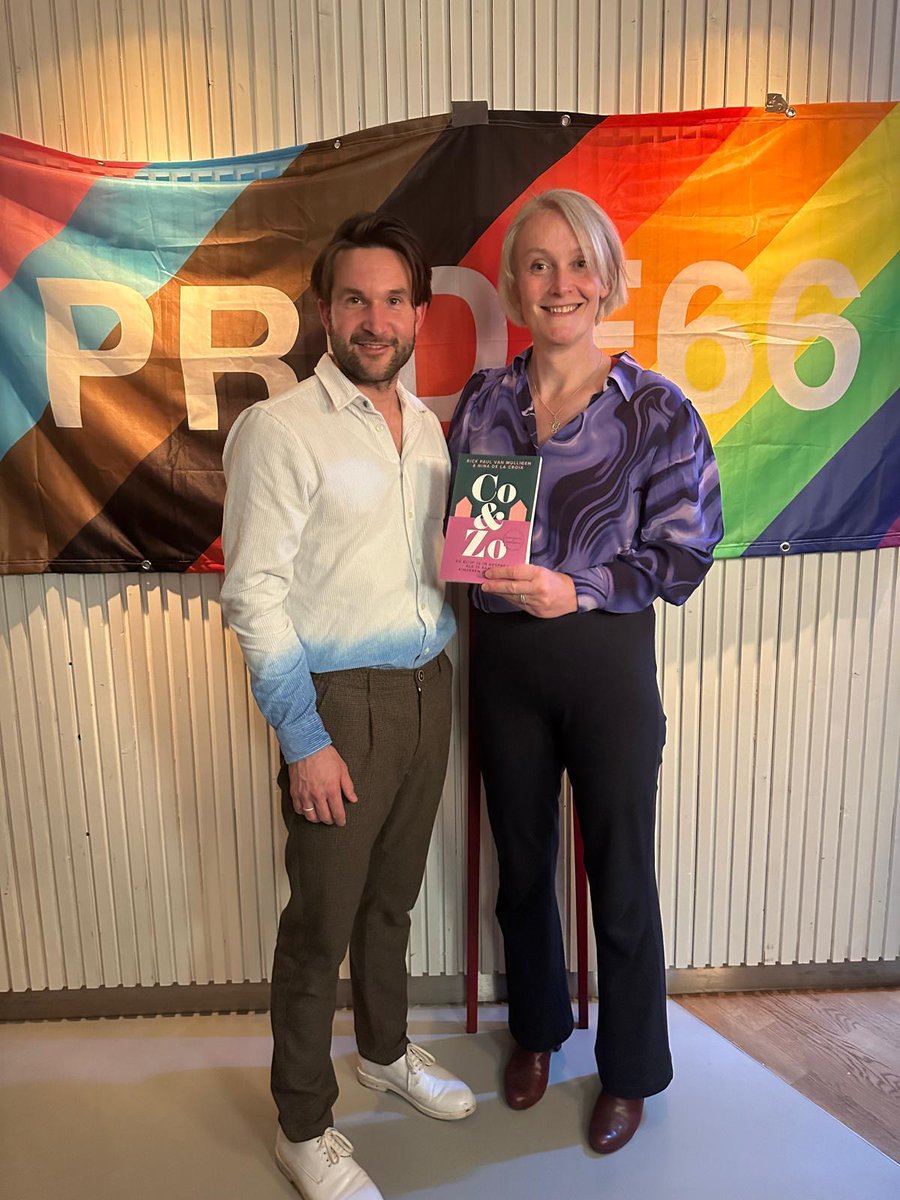 saracoster65's tweet photo. Gisteren mocht ik bij Pride66 spreken over meerouderschap. René van Bakel (co-ouder met Rick Paul van Mulligen en Nina de la Croix) sprak ook, en Lisa van Ginneken.
René bood het boek Co&amp;Zo van Rick Paul en Nina aan aan Lisa en ik de mijne, dus ze heeft genoeg te lezen voorlopig! https://t.co/ruFPATSMvm