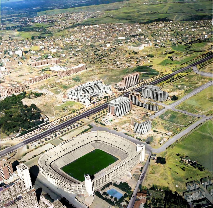 FOTOS HISTORICAS O CHULAS  DE FUTBOL - Página 9 GLcCN70XMAAn9id?format=jpg&name=large