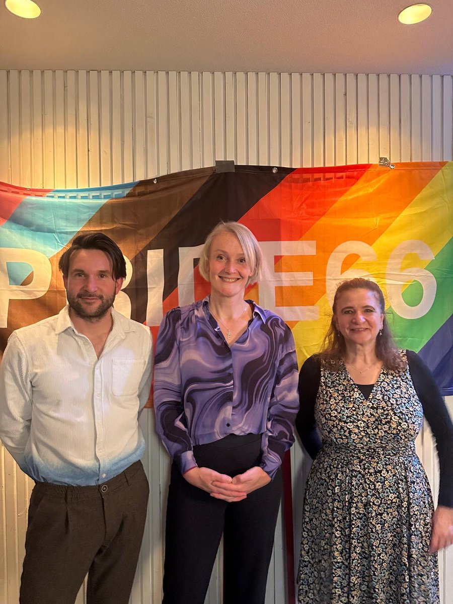 Gisteren mocht ik bij Pride66 spreken over meerouderschap. René van Bakel (co-ouder met Rick Paul van Mulligen en Nina de la Croix) sprak ook, en Lisa van Ginneken.
René bood het boek Co&amp;Zo van Rick Paul en Nina aan aan Lisa en ik de mijne, dus ze heeft genoeg te lezen voorlopig!