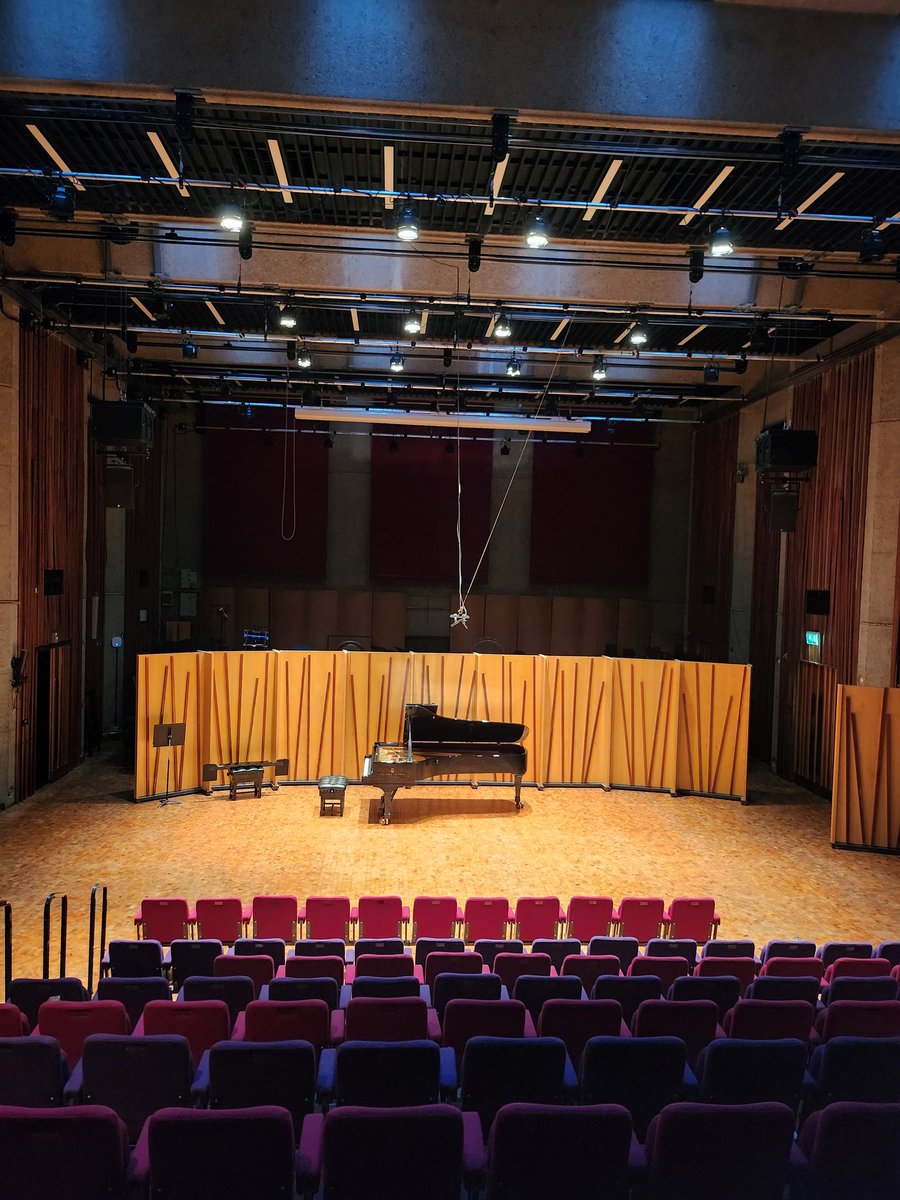LucyParham's tweet photo. A delight to be on the panel for @MusiciansComp Prince's Medal last night @guildhallschool with @BatonAlice & #donaldmaxwell. Bravo to all the wonderful finalists! 🎊 https://t.co/u7FRbRXl8T