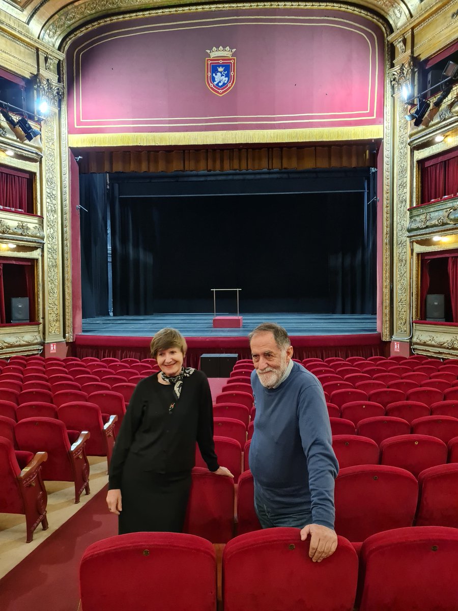 Teatro_Arriaga's tweet photo. ¡A Pamplona hemos de ir! 😄  Y sí, aquí estamos con Ramón Barea e Itziar Lazkano en el @TeatroGayarre, presentando nuestra producción LA LUCHA POR LA VIDA.
Amigos/as de Iruña, este domingo os esperamos 🤗 #Bilbao #TeatroArriaga https://t.co/FrD5pk2izN