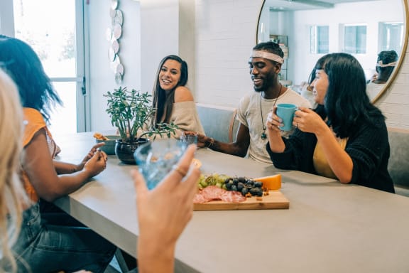 ismanaproyecta's tweet photo. El COLIVING es una solución fantástica y súper práctica, sobre todo para jóvenes.
Se trata de compartir espacios de alojamiento y trabajo.
Tienen su dormitorio con baño privado y comparten la cocina/comedor, la lavandería y el espacio de trabajo con ordenadores, sala de reuniones https://t.co/jZTOTSYisz