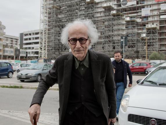 L_Apostata's tweet photo. Un anziano, un intellettuale perseguitato, il superbonus, macchine ovunque e parcheggiate pure in mezzo alla carreggiata: l'Italia in una foto pazzesca. https://t.co/5qmdSRQWCn