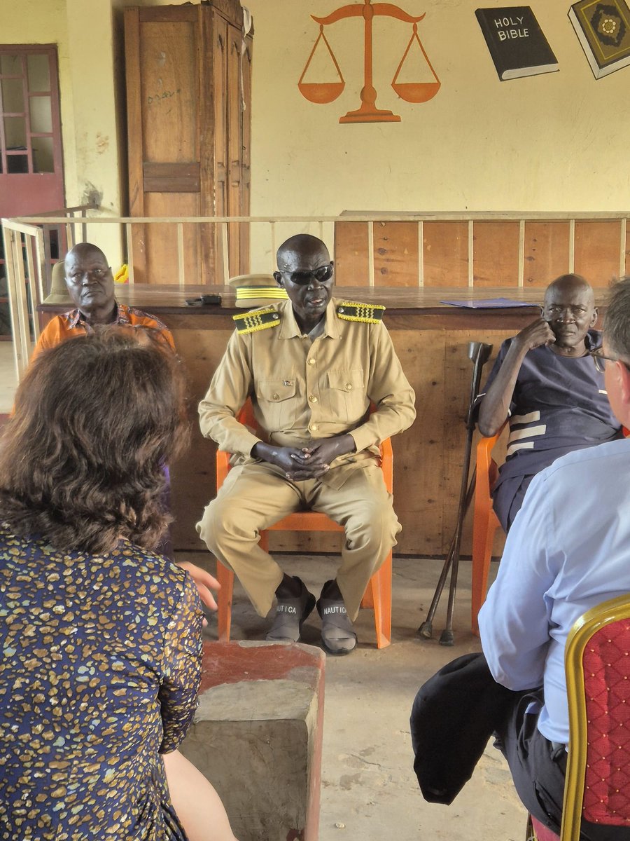 UN_SouthSudan's tweet image. Peacebuilding Fund partners met with customary court chiefs and community members to discuss how @IOMSouthsudan is promoting housing, land and property rights with support from the Peacebuilding Fund @UNPeacebuilding Fund partner visit. #SDG #InvestInPeace.