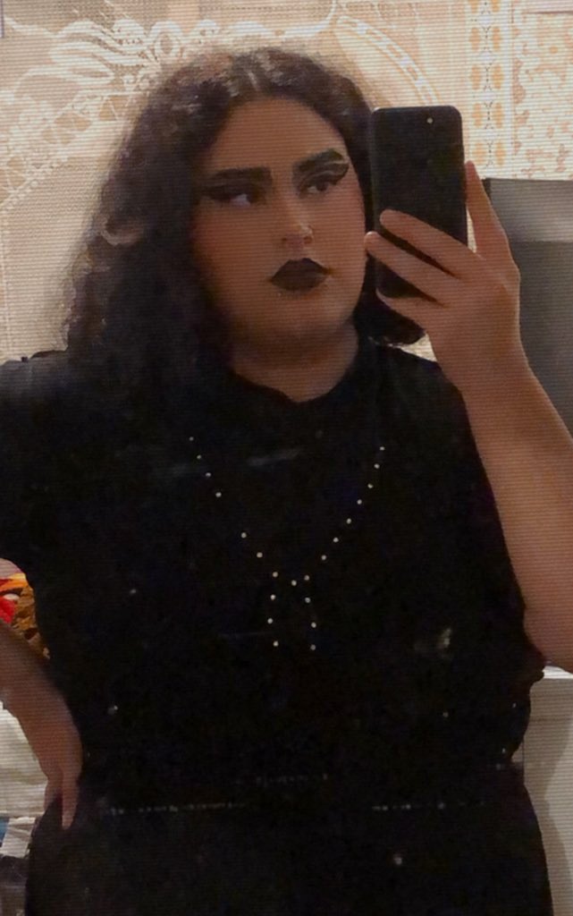 *listens to the cure, siouxsie and the banshees and bauhaus once*

tava com saudade de fazer make tradgoth 🖤