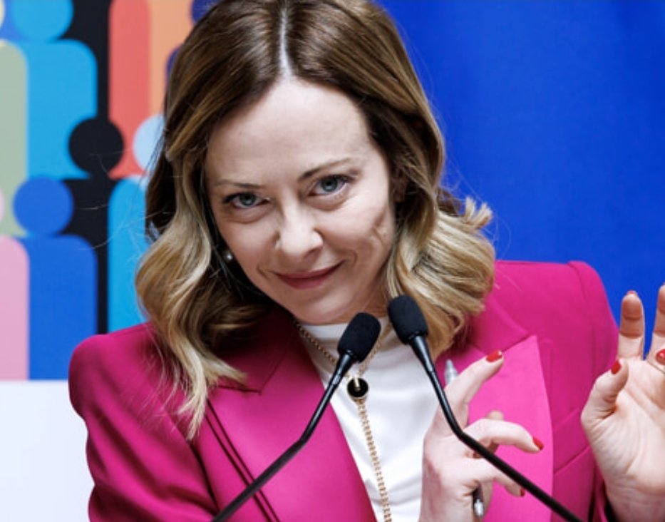 Solo nell'ultima settimana la destra si è ritrovata con quattro esponenti arrestati o indagati per lo più per voto di scambio politico-mafioso.

Il vicepresidente della Regione Sicilia, il sindaco di Paternò, un ex candidato consigliere a Palermo e l'ex sindaco di Anzio. Una