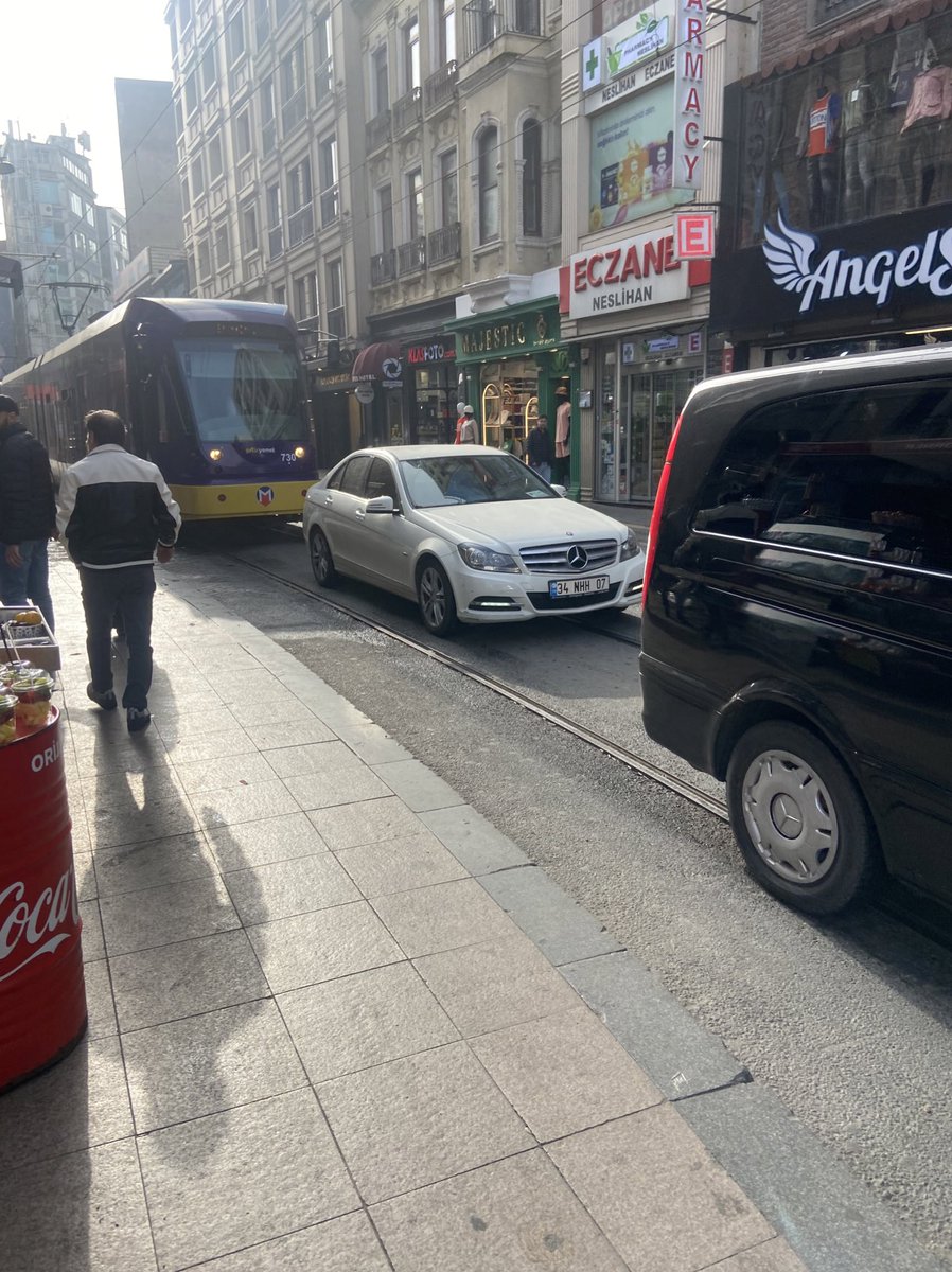 kaan_ett's tweet photo. T1 Sirkeci’de trafikte. Otomobil merkezli yaşamın lideri ABD’de bile bazı şehir merkezleri trafiğe kapatılırken, toplu taşımaya özel şeritlerle öncelik verirken İstanbul’da bu görüntüleri görmemiz üzücü. https://t.co/xZuRQcErnC