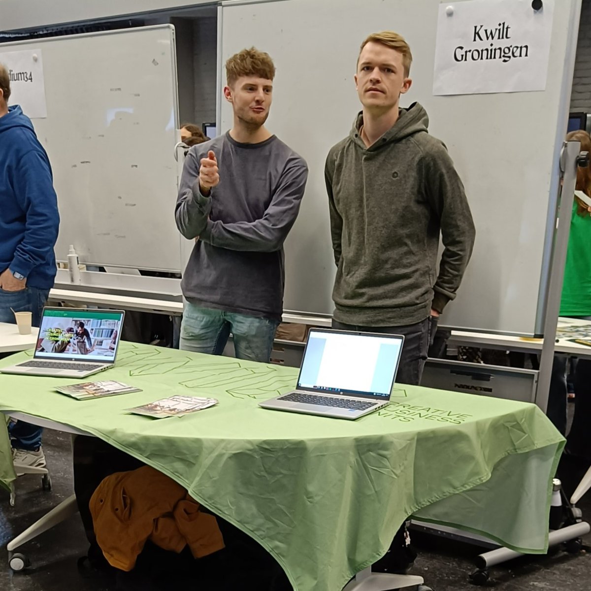 KwiltGroningen's tweet photo. Vanmiddag staan we op de markt voor Media Studies aan de Rijksuniversiteit Groningen! Een leuke manier om het vergroten van onze bereik te combineren met een studieopdracht voor studenten :) We zijn benieuwd! 😃 https://t.co/CpSK9riLJD