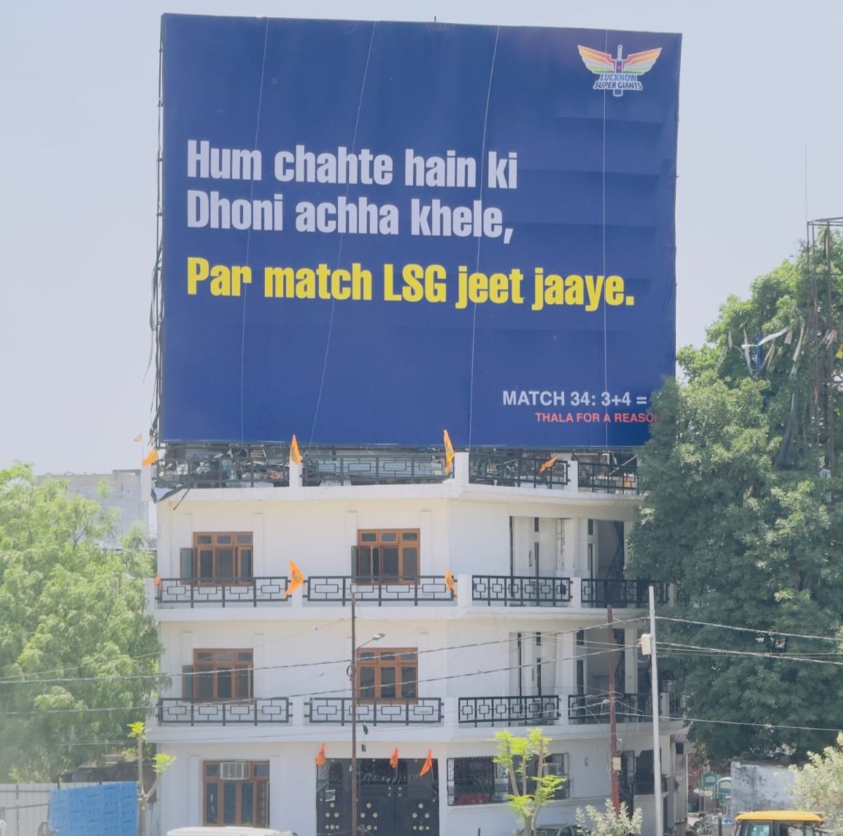 Lucknow welcomes MS Dhoni. 

- The Craze is unmatched 💥