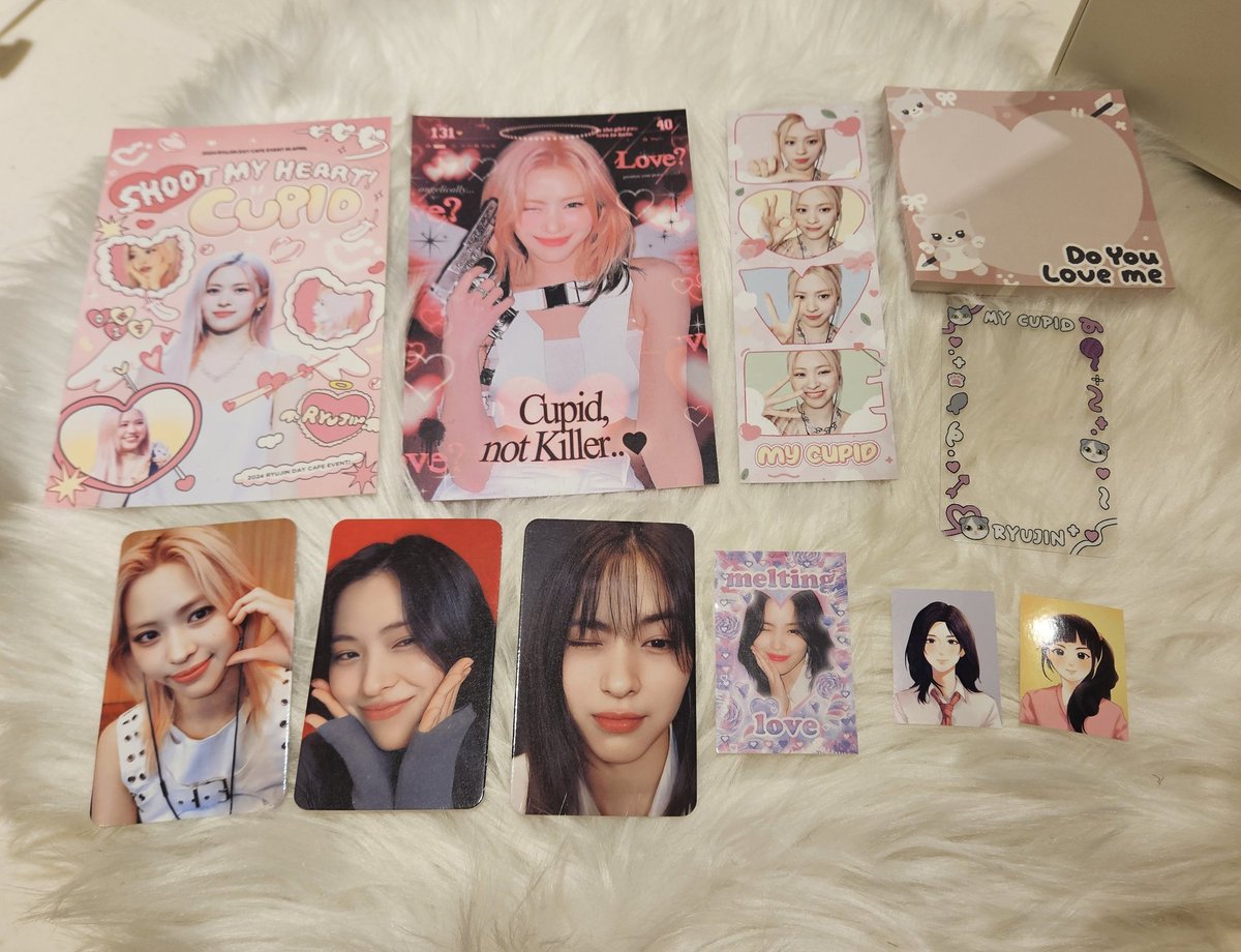 류진 생일카페 특전 나눔합니다!

#RT 해주시면 추첨을 통해 3분께 사진 속 특전들 보내드려요🩷 국내주소지만 가능합니다.