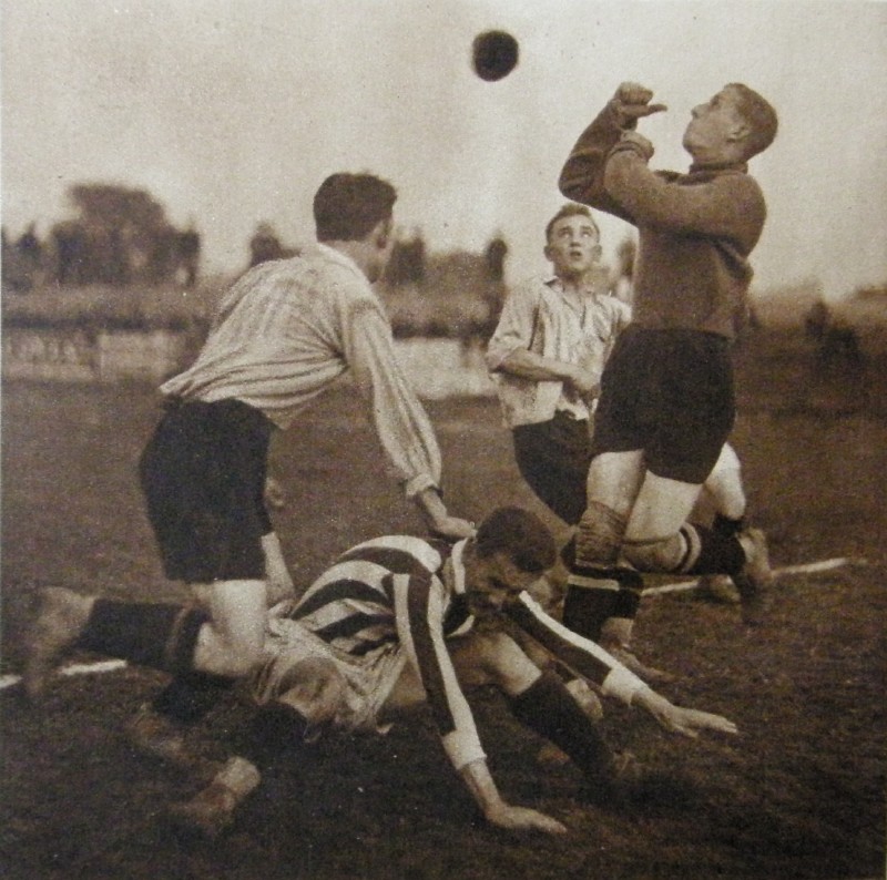 The first match in the official football competitions in independent Poland took place #OTD in 1920 in Cracow. Wawel Kraków lost 1:3 to Cracovia II. The lineups were weakened because many players were fighting in the Polish-Bolshevik war at that time.