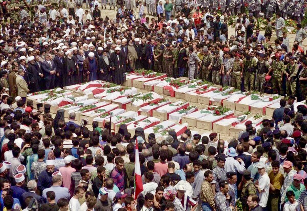 Pour ne jamais oublier.

Le 18 avril 1996, il y a aujourd’hui 28 ans, Israël commettait un odieux massacre à Cana au Liban.

Des civils s’étaient réfugiés dans un bâtiment de l’Onu. L’armée israélienne a ciblé le bâtiment et tué 106 civils, dont la moitié étaient des enfants.