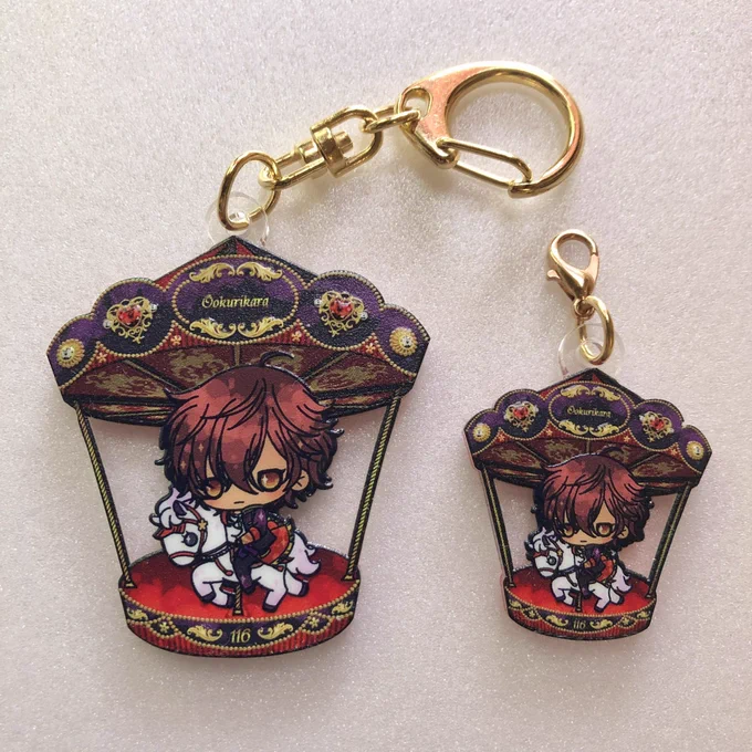 回転木馬アクキー試作品が届きましたサイズ迷って5cmと3cmを試してみたんですが。3cmも小さくて可愛いんだけど、字がかなり小さくなるからやっぱり普通に5cmがいいかな?と思ってます。でも3cmもめっちゃ可愛い… 
