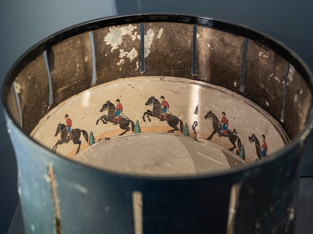 #OnThisDay 23 April 1867, William E Lincoln patented his version of an animated spinning toy 'The Zoetrope'. Create your own moving images with this shadow TV activity. tinyurl.com/49tjyyws #primary #teacher #UkEdChat #STEMEducation