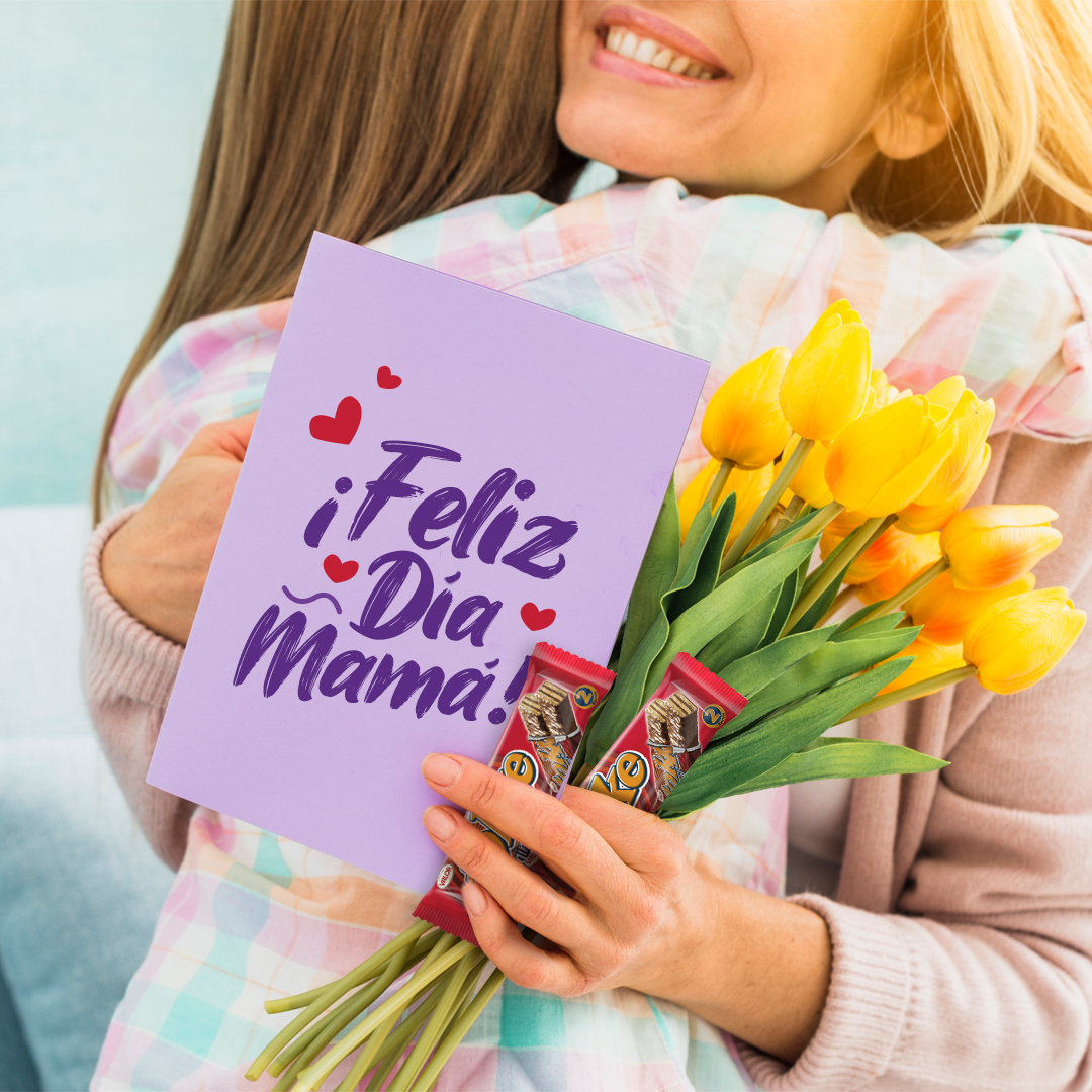 tokkeEs's tweet photo. Un Día de la madre de lo más feliz con flores y Tokke 💐🍫 https://t.co/LmV4CL3G9a