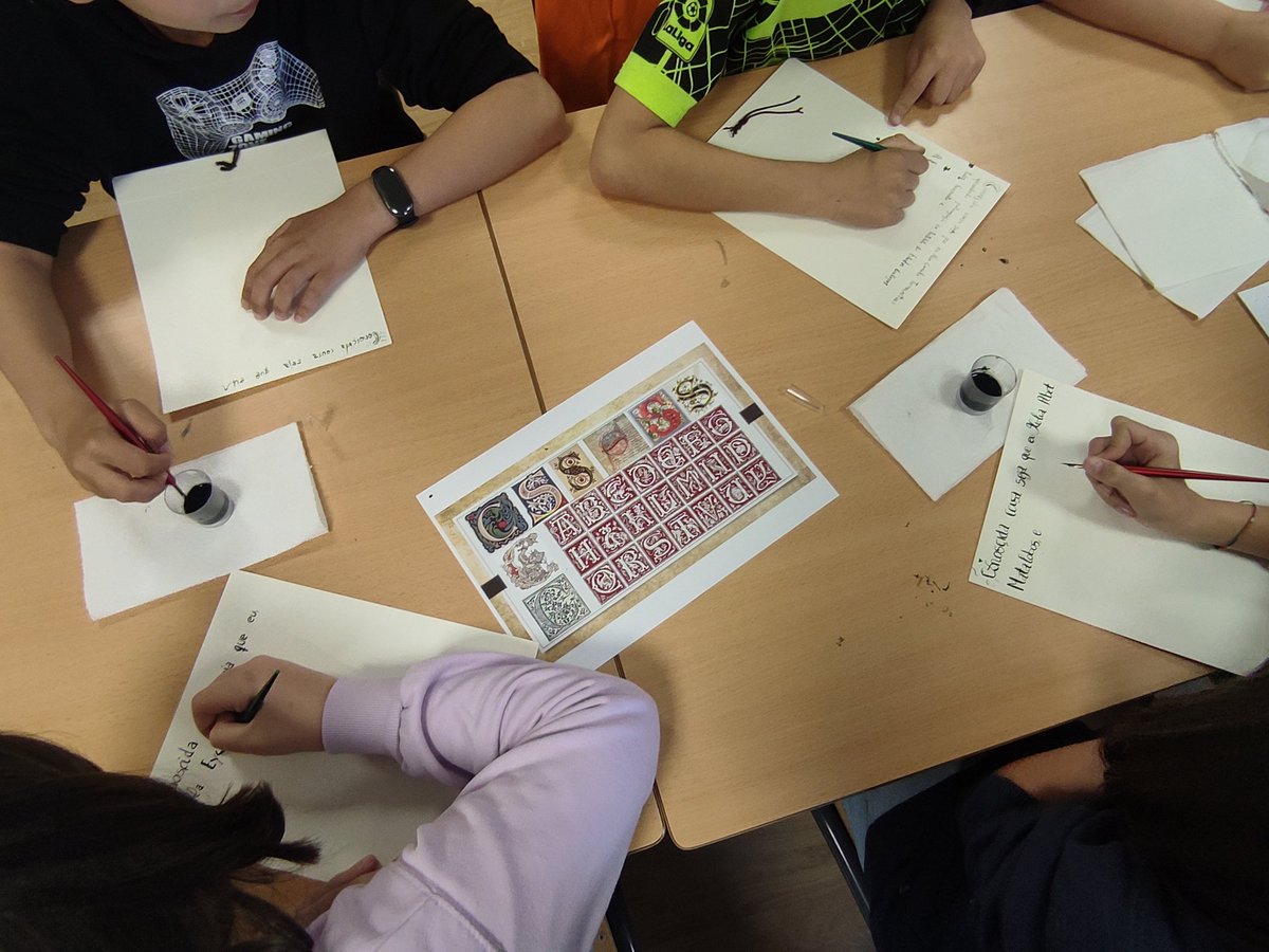 Hoxe visitamos o CEIP Figueiroa do @c_aestrada para impartirlles un taller de paleografía aos máis pequenos!!! Estamos a pasalo moi ben elaboranso os nosos propios 'pergamiños'!!! 😍😍😍